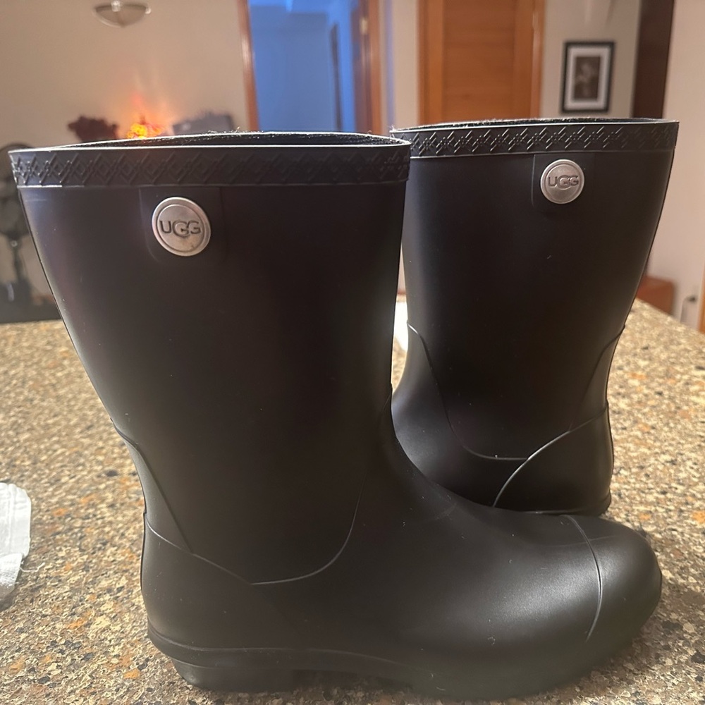 Ugg rain boots new.